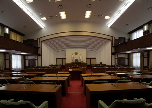 県庁舎の中心部に置かれている県会議場。現庁舎ができる前は県庁と県会議事堂が離れており、議会運営に難があったという