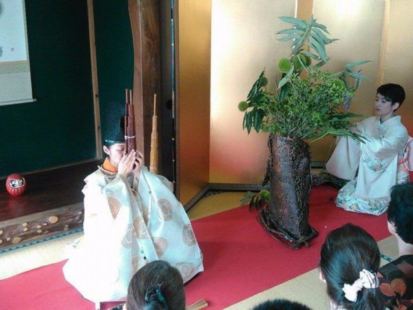 オープニングセレモニーでの笙の演奏と石草流の家元による生け花を披露