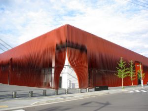 2011年1月にJR青森駅前にオープンした、青森市文化観光交流施設「ねぶたの家 ワ・ラッセ」。2018年2月、インバウンド対策としてQRコードで紹介内容が閲覧できる翻訳機を導入