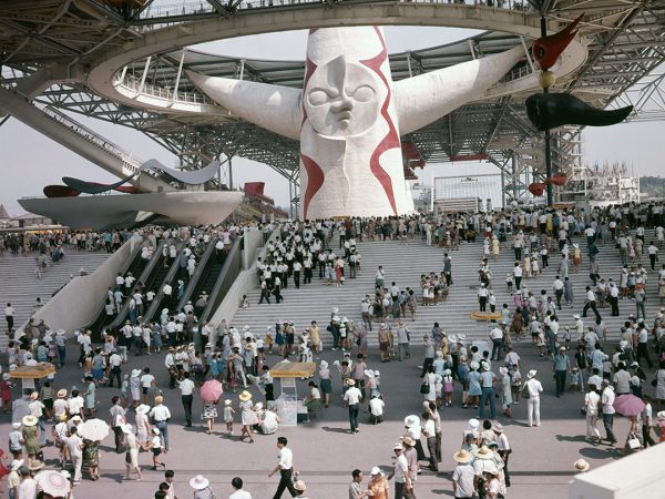 博覧会開催当時、太陽の塔の周りには地上30m上空に大屋根が架けられ、そこから突き抜ける形で太陽の塔が立っていた