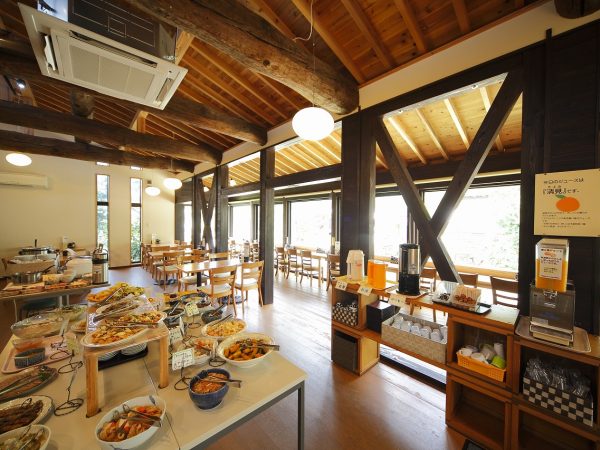 地元の⾷材が⾷べられる⾷堂では、農家の主婦も運営に参加している