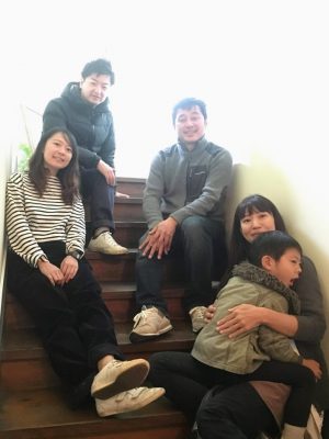 jasmineの創業メンバー。上から、岩下真太朗さん、徳田光弘さん、木村愛莉さん、芳澤瞳さん。芳澤さんの長男、夏くんはちょっとおねむの様子（写真提供：リノベーションまちづくりセンター）