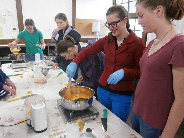 オーストラリアからの研修受け⼊れでは、みかんジャム作り体験を提供している