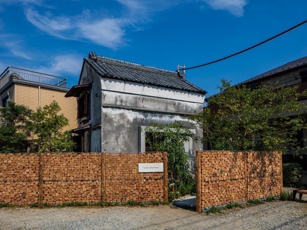 最後の仕上げに土蔵を囲むように木のフェンスができた。内側は中庭になっている／東涌写真事務所