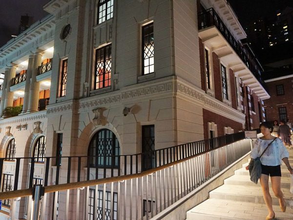 ハリウッドロード沿いの大館はライトアップされ、建物が美しい