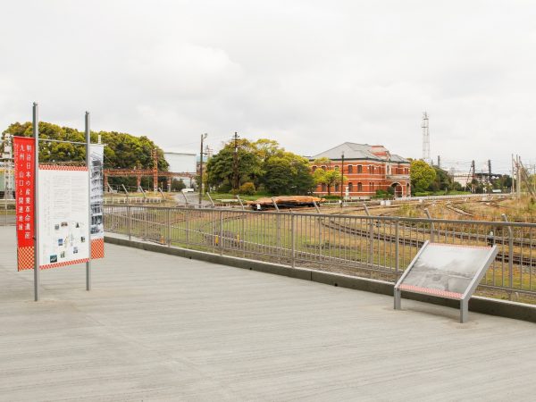 官営八幡製鐵所旧本事務所眺望スペース。デッキ上にパーゴラが設けられており、実物の旧本事務所を前にVRツアーが楽しめる（写真提供：北九州市）