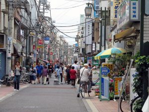 梅屋敷駅周辺の商店街の賑わい。あまり知られてはいないが、価格も安く、品揃えも良い、歩いて楽しい商店街である