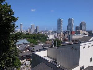 横浜港が一望できる屋上の眺めは最高だ