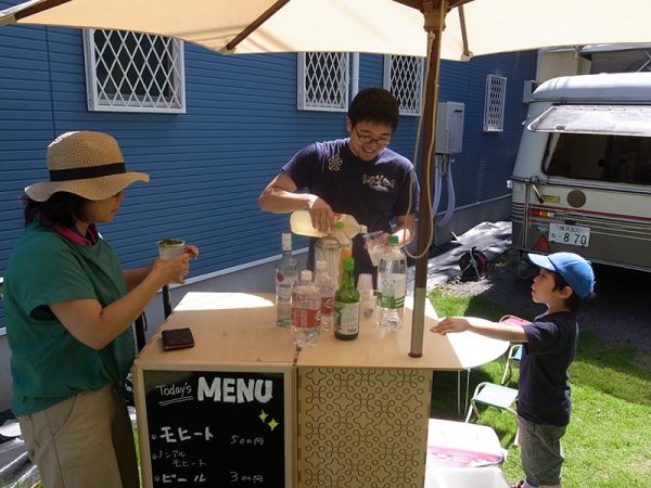 庭には屋台が出たりして周辺住民も巻き込んだコミュニティづくりがされる