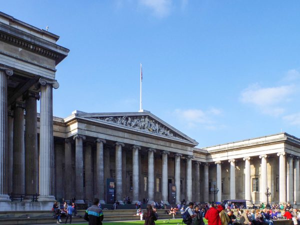 ロバート・スマーク設計の大英博物館。「正面外観は左右対称で、両翼が前に張り出しています。これは宮殿に由来するプラン。宮殿の表面に神殿のデザインを貼り付けている。自国が世界の文明を守る、という強国の自負を感じる建築です」と倉方さん