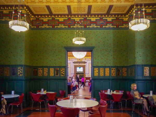 ヴィクトリア・アンド・アルバート博物館の「モリス・ルーム」、別名「グリーン･ダイニング･ルーム」。ウイリアム･モリス33歳頃の作品で、彼のデザイナーとしての名声を決定づけた