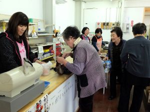 豊富な品揃えが自慢の「仙道てんぽ」には、多くの人々が訪れる