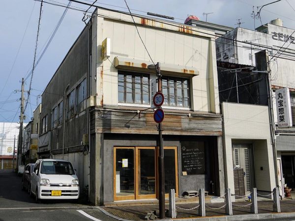 jasmine道路側外観。1階店舗は道路面から出入りする。左の路地側に宿への専用出入り口がある