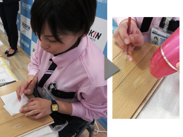 フローリングの傷の補修を実演する櫻井悦子氏。最初に塗りつぶしたのは全体の色よりかなり明るいアイボリー色で、その後にだんだん濃い色を重ねて描くことで、一見して傷がわからないほど美しく仕上がった。補修時間は一か所10分ほど