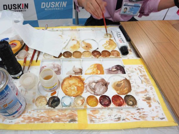 櫻井氏のパレット。まるで絵を描くように調色をしていく。絵心がある人、絵を描くのが好きな人は本格的な補修用キットを購入して補修を楽しんでみても。筆者が以前使っていたのはドイツの木製品補修材メーカーのドクターケーニッヒのセットで、4万円程度から揃い、床だけでなく家具など家中の様々なところに使える