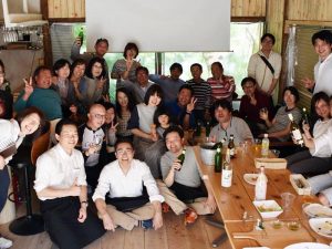 カフェの立ち上げに携わったメンバーと水窪町の仲間。中央のビール瓶を持っているのが冨士川氏。その右隣、白いシャツを着ているのが後述する小松屋製菓の小松さん（写真提供：ライオンカフェ）