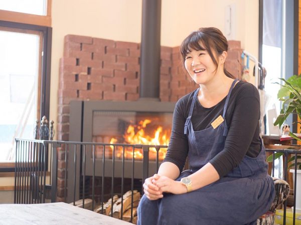 暖炉前で語る三代目女将・美穂さん。豊富温泉の未来を憂う