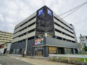 ▲2017年3月にオープンした『N-GATE』は地上5階建ての複合ビル。1階は商店街事務所やテナント。2階から上は202台収容できる24時間営業の駐車場になっている。近年、山形を訪れる仙台からのドライブ観光客が増えているため、今後の観光ニーズの増加を視野に入れた新規設備投資だ。「この駐車場も、県から土地を買って自分たちで借金をして建てました。なぜなら“いま七日町商店街に必要なもの”だからです」と下田さん