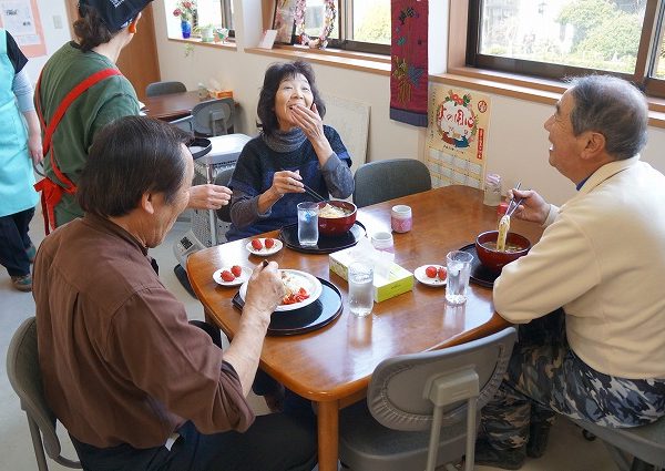 食堂を併設する「みせっこあさみない」。食堂では、てんぷらうどんやカレーライスなどが提供され、訪れる地域の方の憩いの場となっている