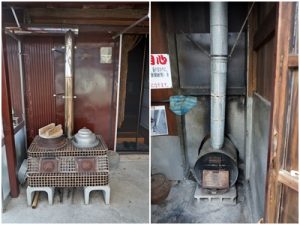 かまど（写真左）や薪で焚くお風呂（写真右）は、もともとここにあったものを使えるように整備。使い方は藤谷さんが教えてくれる。「テレビとか映画でしか見たことのない人が多いみたいで、喜んでもらえるんですよ」