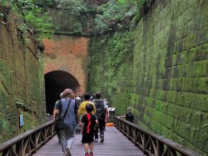 近年注目されている猿島では、インバウンド向けに英語のガイドツアーも実施されている