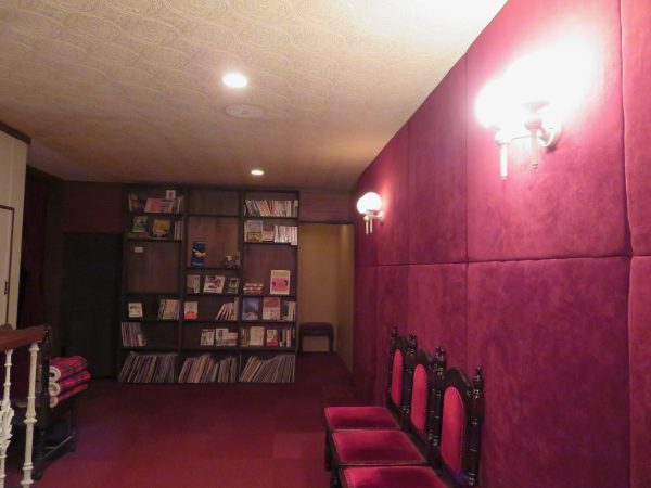 明るく開放的な１階から階段を上がってくるとこんなドラマのような空間が待っている