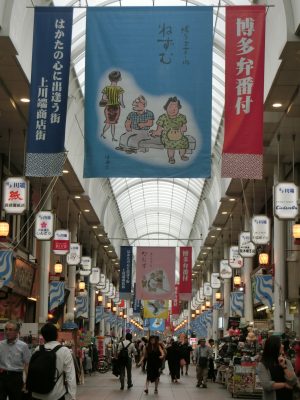 平日の昼間、ビジネスマンや学生、外国人など多くの人が歩いていた