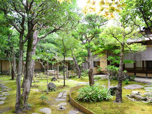 有斐斎弘道館の庭。スタッフが自分たちで手入れし、この状態を保っている