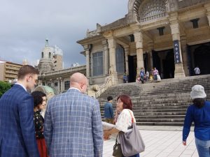 ガイドが資料の詰まったファイルを見せながら解説。3人は熱心に聞き入っていた