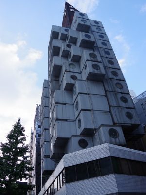 中銀カプセルタワービルは外国でも非常に知名度が高いため、一番人気のコースだ