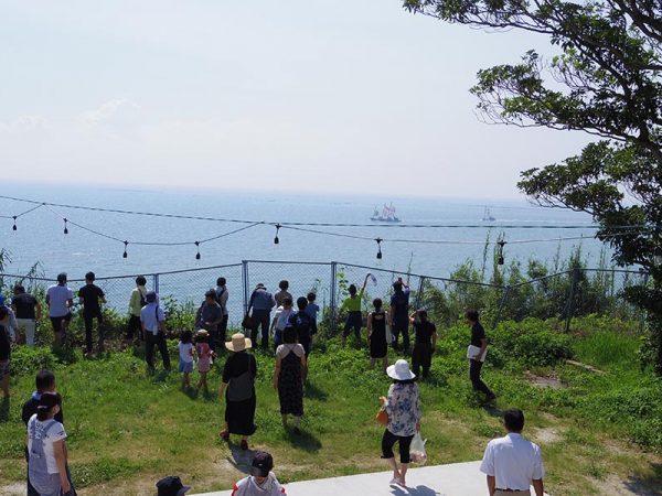 ユクサの開校を祝して、鹿屋市漁協の方々が行った大漁旗パレードの様子。海岸沿いの遊歩道ができたら、校舎側からさらに海が見えやすくなるだろう。
ところで、「ゆくさ」とは、「ようこそ」を表す大隅の言葉だ。施設名の「ユクサ」は「ようこそ」と「ゆく(Let's go)」2つの意味から付けたそう