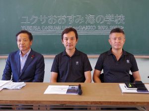 左から、鹿屋市長の中西茂氏・カタスッデ代表の川畠康文氏・ブルースタジオ代表の大地山博氏