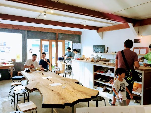 jasmine1階で「音楽とカレー」と題したイベントの準備風景。湘南･葉山から移住してきたアーユルヴェーダの南インド料理店「MOKSHA」のオーナー夫妻が出張料理中（写真提供：芳澤瞳）