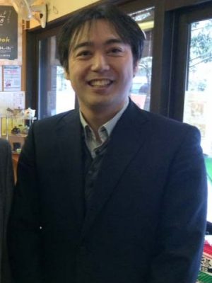 ▲事務局長の下田孝志さん（44）は、岩手県の出身だが大学進学をきっかけに山形市に在住。経済学や都市計画を学んでいたわけではなく、もともとは教師を目指していたものの、学生時代に携わったイベント企画で商店街の店主らと出会い、“まちの賑わいづくり”の面白さに目覚めたという。現在は、商店街が100％出資して3年前に立ち上げたまちづくり会社『山形七日町まちづくり株式会社』の取締役も務めている。“商店街活性化のスタープレイヤー”として関係各所ではその名を知らぬ人がいないという有名人だ