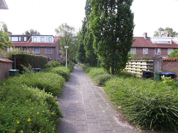 アムステルダムの別の地域の古い郊外住宅地。これも退屈だというオランダ人もいた。