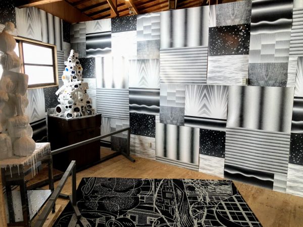 金氏徹平「クリーミーな部屋プロジェクト」。壁紙は漫画の作画用スクリーントーンをポスターにしたもの。カーペットは昭和時代の漫画に描かれた日用品をコラージュしている。彫刻の台座はかつてここにあった台所のシンク