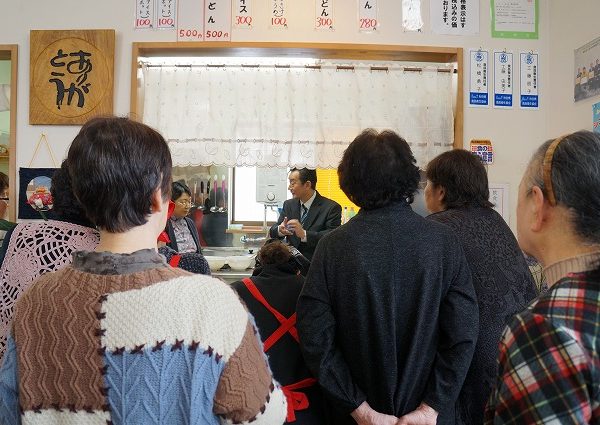 「みせっこあさみない」での衛生管理講習会の様子。店舗内の衛生管理についてプロからアドバイスを受ける。こうした店舗運営のためのソフト部分を県では多くサポートする