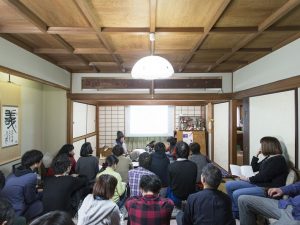 いしまるさんが開催した「空き家開き」のようす。空き家を使ってトークイベントを行った <br />写真：蔵プロダクション