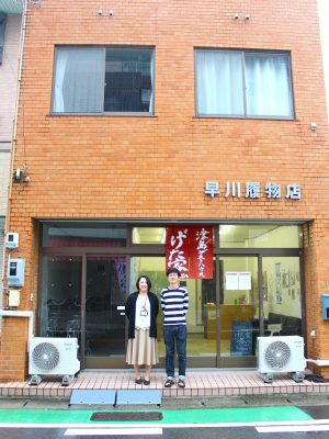 左から／津島市シティプロモーション課の山本幸恵さん、ゲストハウス管理人の田中裕樹さん。田中さんは履物店を生かした「ゲストハウスげた家」に住み込んでいる