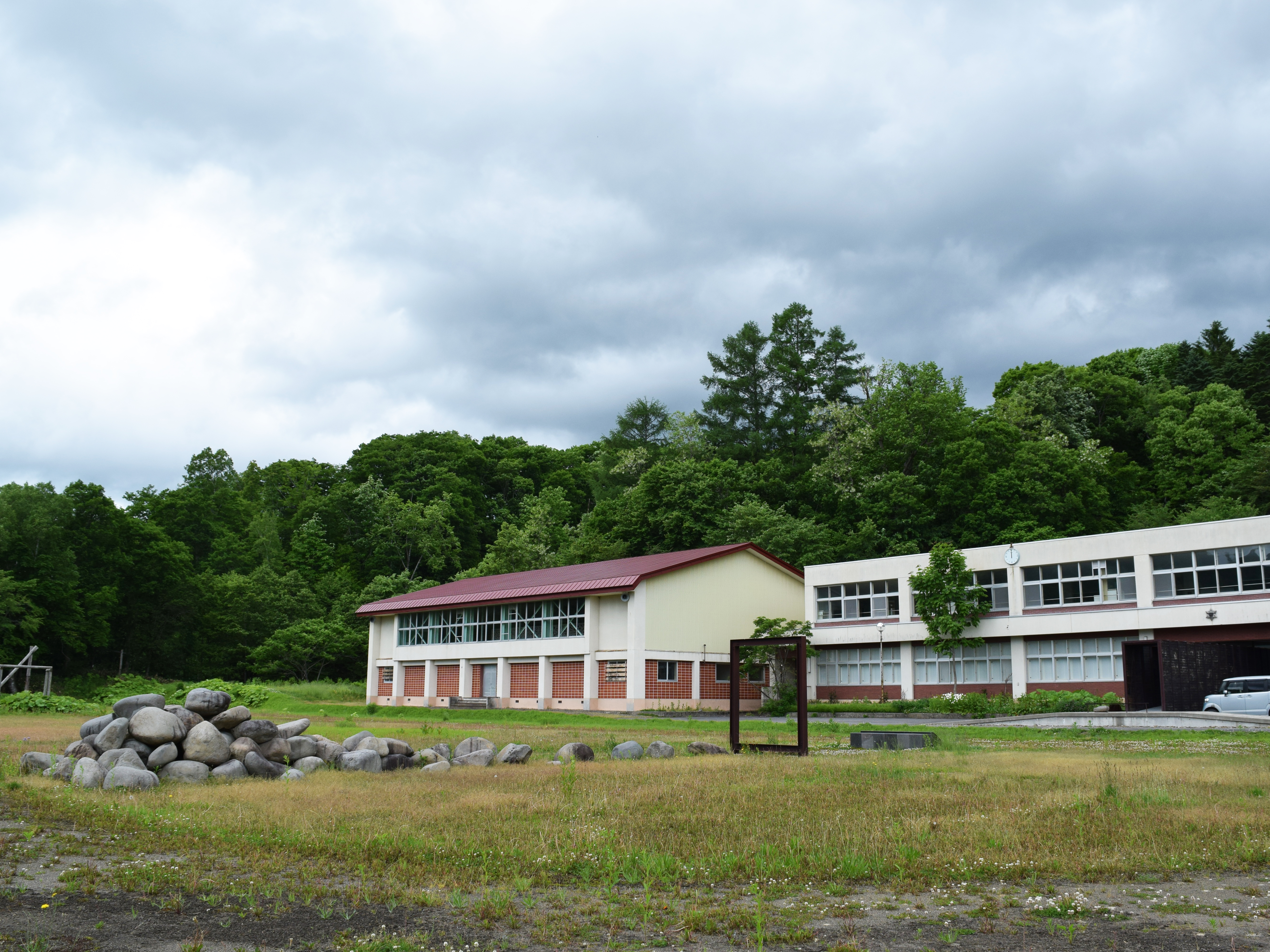 北海道新十津川町 旧吉野小学校が彫刻家のアトリエ ギャラリーに 自然とアートが調和する かぜのび をみてきた 住まいの本当と今を伝える情報サイト Lifull Home 039 S Press