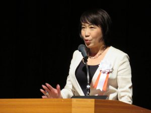 開会の挨拶をする、高原真由美氏（一般社団法人日本ライフオーガナイザー協会　代表理事）。この「片づけ大賞」は片づけのプロたちの甲子園でありたいという