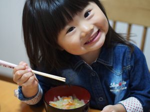 取り組みの一つとして空き家を活用した子ども食堂の検討が行われたが、水回りの修繕が必要になるため現段階では開設に至っていないものもある。地域に不可欠な「子どもの居場所」との認識が深まることで、空き家対策にもなる運営を望む声が地域から挙がることになるかもしれない