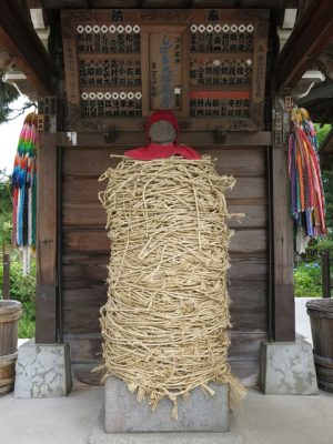 大岡裁きの逸話が残されている葛飾区の南蔵院にあるしばられ地蔵尊。この寺の門前で呉服商の荷物が大量に盗まれる事件が起きた。名奉行は「窃盗を黙って見過ごすとは同罪である」として石地蔵を捕らえさせた。その騒動を聞きつけ集まった大勢の見物人も不届きだとして、一人一反の反物を差し出させたところ、その中から盗品が見つかり当時の江戸を騒がす大泥棒を一網打尽に捕まえた