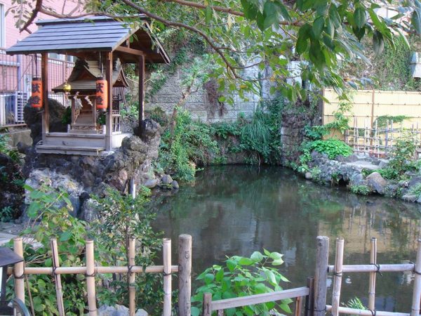 四谷荒木町のスリバチの底にある池、弁財天。過去の歴史が今に繋がっていることが実感できる