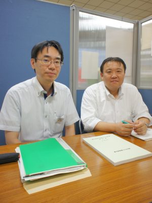 愛知県健康福祉部地域福祉課・子ども未来応援グループの入木真実さん（右）、羽生康一さん（左）にお話を伺った