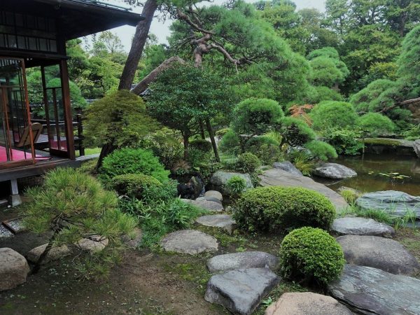 誰もが「庭園」の奥行きに錯覚をおぼえる