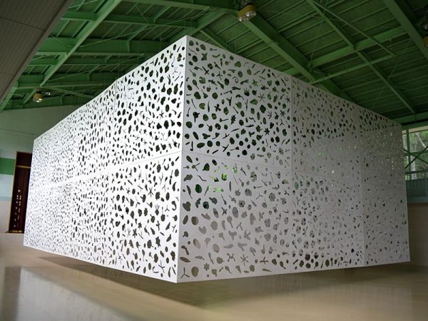 特注の合板を26枚使った作品「ゆ・ふ・る・じ」体育館全体を使って展示されており、日の当たり方によって、いろんな表情をみせる