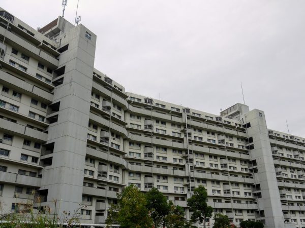 「原山台B団地」。ニュータウン内では高層に属し、エレベーターもあるが、3階おきにしか停止しない。