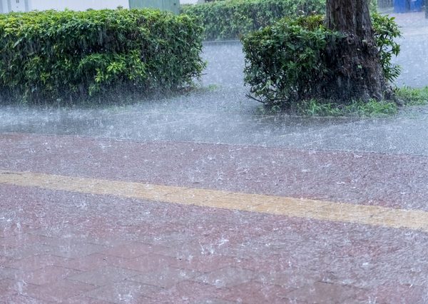 ゲリラ豪雨では、近くに川がないような場所でも、大量の水が流れ込んだりあふれたりして浸水被害が発生することがあるので注意が必要だ
