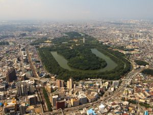 堺区大仙町の仁徳天皇陵（大山古墳）。周辺にも小さな古墳が点在している